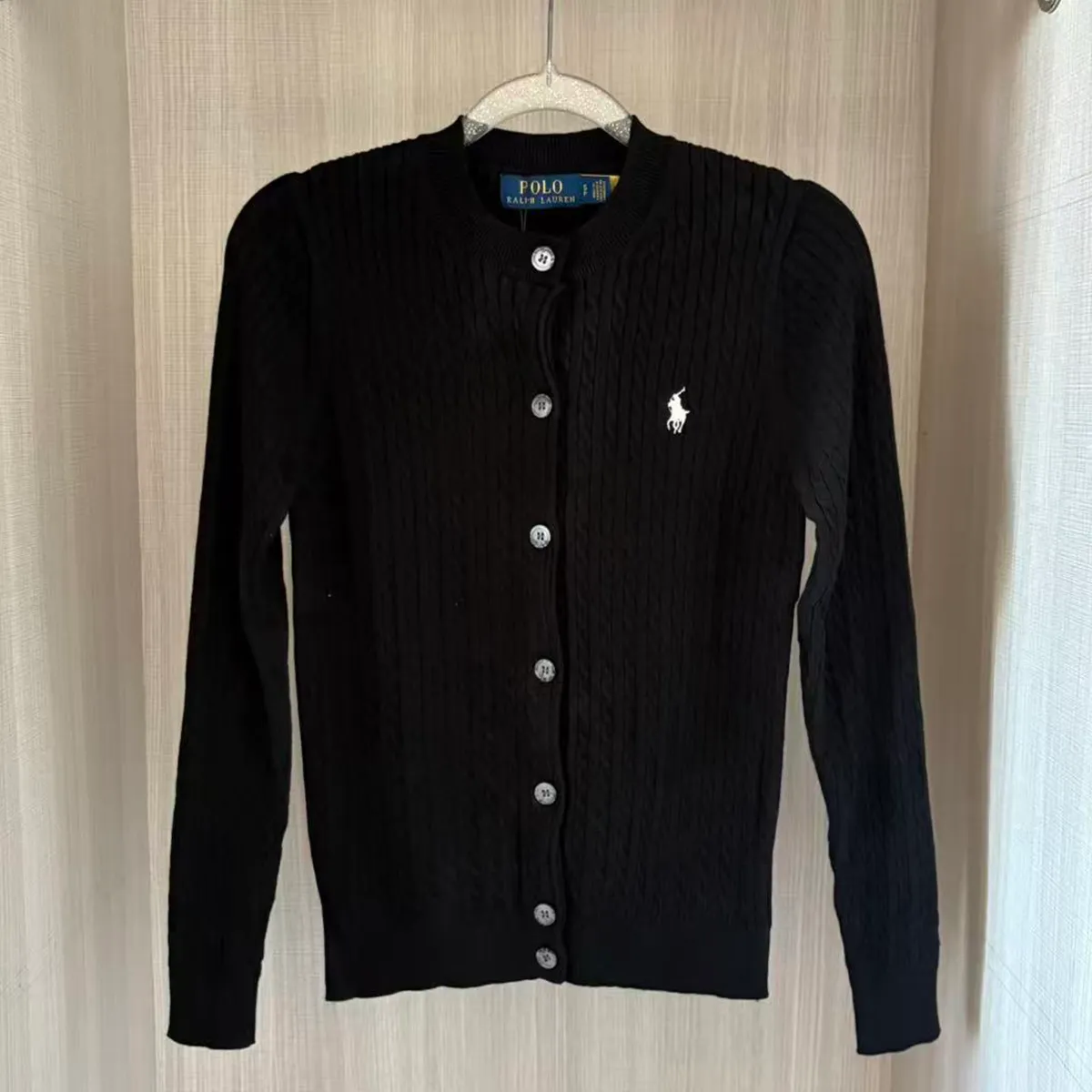 P200 RALPH LAUREN Ten-color classic small label embroidered round neck long-sleeved button cardigan knitted sweater top. Pure original high-density LOGO embroidery on the chest, original 1:1 customized tag accessories. Made of pure cotton yarn, multi-knitted pure cotton is skin-friendly and comfortable, small label war horse embroidery, small twist button polo neck sweater 🐎 high quality, follow the blogger to learn how to wear it! Let’s buy a Ralph Lauren cable sweater. It’s a super hard-to-find series after it became popular. It’s hard to find one on the official website. It’s simple and practical, has a lazy and loose feel, soft and delicate feel, and has a loose fit. Whether worn alone or layered, you can wear a simple one to create different styles of fashion!  Color: White Black Navy Blue Gray Pink Red Watermelon Red Blue Apricot Light Purple Size: S M L XL